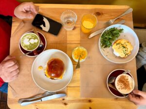 Huevos benedictinos en Eggocéntrico y brunch en Panela & Co, Madrid 2025