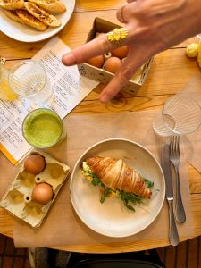 Huevos ecológicos de gallinas felices sobre brioche dorado en Eggocéntrico Madrid