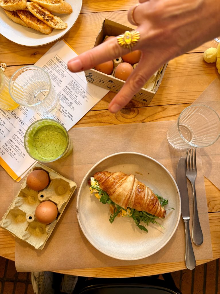 Huevos ecológicos de gallinas felices sobre brioche dorado en Eggocéntrico Madrid