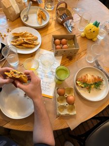 Interior de Eggocéntrico, restaurante con servicio en mesa y ambiente acogedor cerca de Mavidad Bernabéu en Navidad