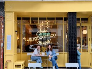 1. 🥚 Para una foto del local o interior con ambiente: Interior de Eggocéntrico, brunch con encanto cerca del Bernabéu en Madrid. 2. ☕ Para una foto de café o desayuno: Café de especialidad servido en Eggocéntrico, ideal para disfrutar antes de los planes culturales en Madrid. 3. 🍳 Para una foto de huevos o sándwiches: Huevos camperos y sándwiches artesanos en Eggocéntrico, brunch con carácter en Madrid. 4. 🎭 Para una foto relacionada con el Festival de Otoño (teatro, danza, escenario): Festival de Otoño en Madrid, uno de los grandes eventos culturales del año con teatro, danza y artes escénicas. 5. 🍂 Para una foto de la ciudad en otoño (calles, hojas, paseo por Madrid): Madrid en otoño, calles con encanto y planes culturales cerca del Bernabéu.