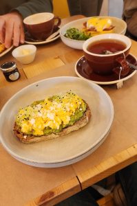 Descubre dónde hacer el mejor brunch de Madrid en 2026. Café de especialidad, huevos Benedict, brunch saludable, pancakes y una experiencia única cerca del Bernabéu.