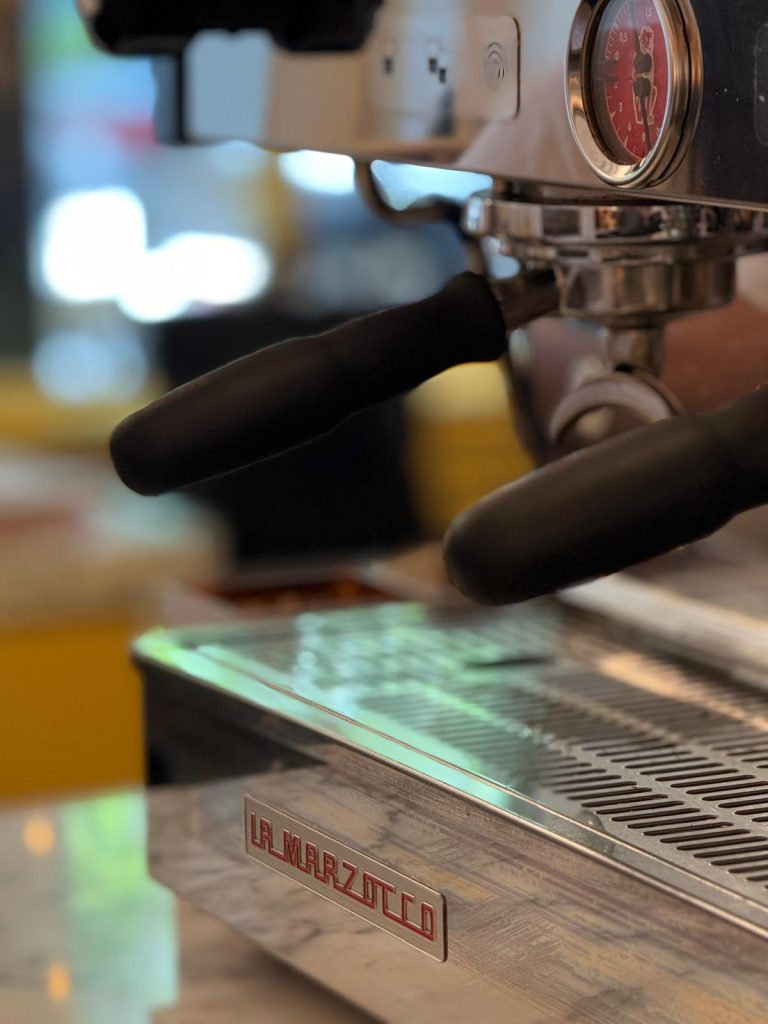 Café de especialidad arábica preparado en máquina La Marzocco en Eggocéntrico, cafetería cerca del Bernabéu en Madrid