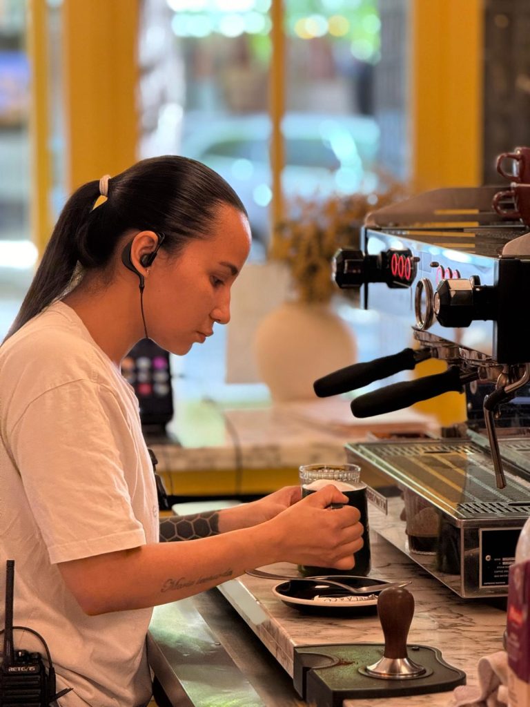 Café de especialidad preparado en máquina La Marzocco en Eggocéntrico, cafetería cerca del Bernabéu en Madrid